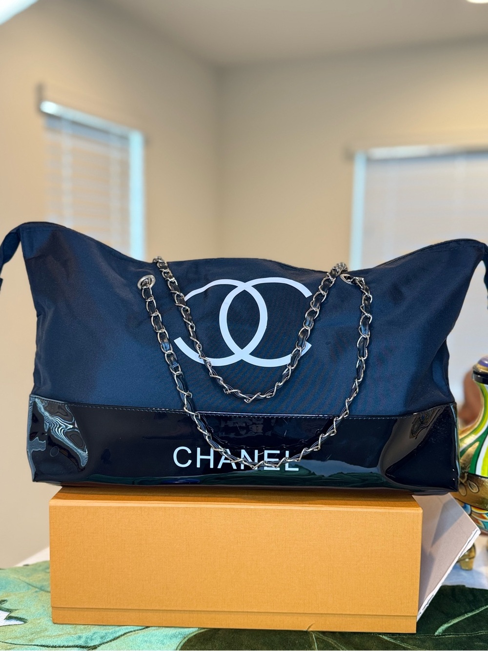 𝑵𝒆𝒘 CHANEL VIP Black Nylon Tote with faux-Patent Trim and Chain Straps - Picture 2 of 14